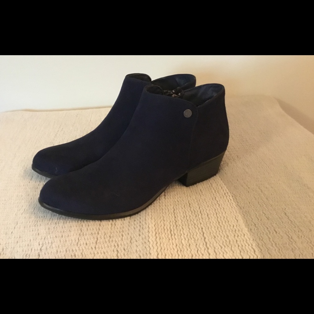 Daisy Fuentes Navy Booties